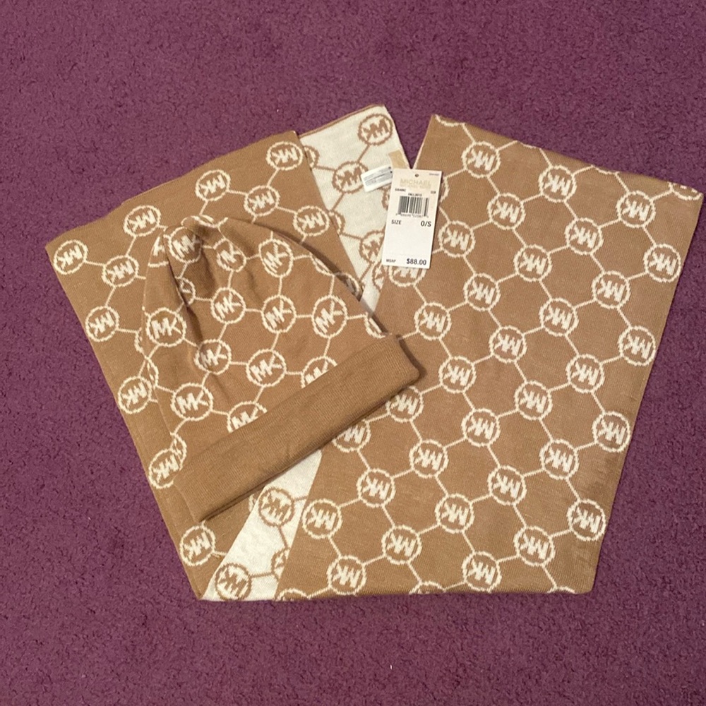 NWT Michael Kors scarf & hat in size 0/S